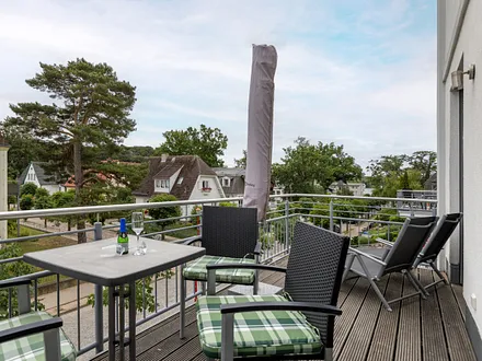 Der bequem möblierte Balkon mit einem Strandkorb statt Sonnenliegen.