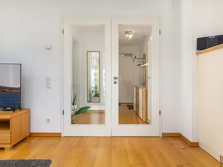 Blick vom Wohnzimmer in den Flur.