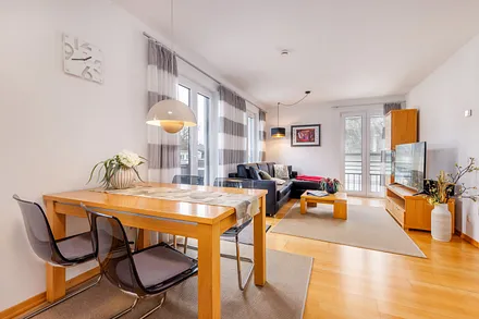 Blick durch das Wohnzimmer mit Austritt zum Balkon.