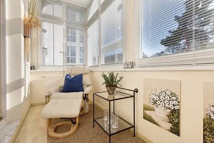 Der verglaste Südbalkon mit Relaxsessel.