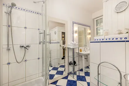 Das schöne Bad mit Dusche, 2 Waschbecken ...