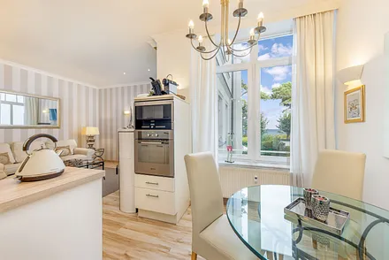 Genießen Sie den schönen seitlichen Seeblick schon beim Frühstück!