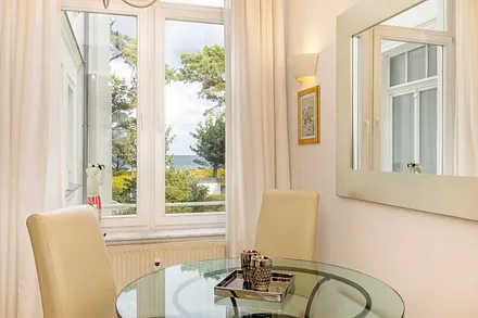 Ihr schöner seitlicher Meerblick.