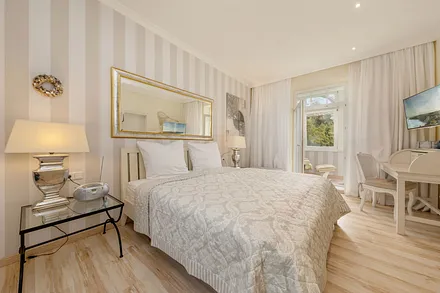 Das Schlafzimmer mit komfortablem Doppelbett (1.80x2m) ...