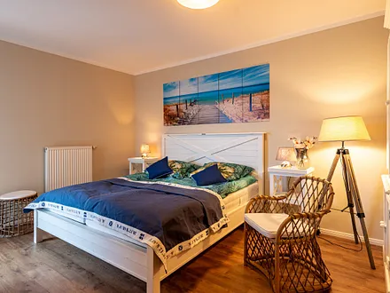 Das Schlafzimmer mit großem Doppelbett (180x200cm) ...