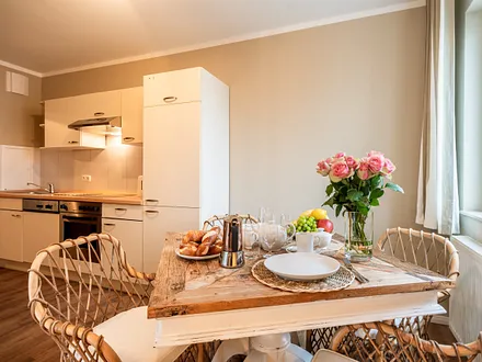 Die Küchenzeile bietet Ihnen u.a. Geschirrspüler und Backofen.