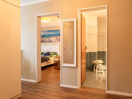 Blick vom Flur ins Schlafzimmer und ins Bad.