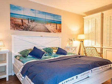 ... Kleiderschrank und Austritt zum Balkon.