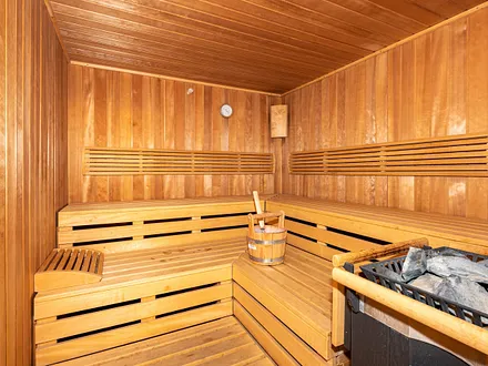 Die Sauna im Haus (gegen Entgelt).