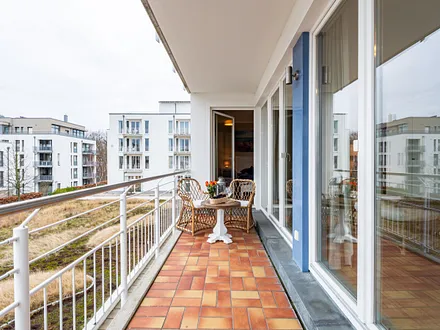 Der große Balkon nach Süden mit Blick in den Garteninnenhof ...