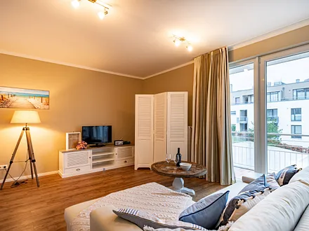 Der Paravent ist bei Bedarf für die Privatspähre der Schläfer auf der Couch gedacht ;) ...