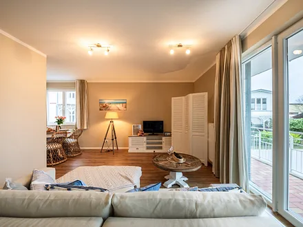 Blick in das großzügig geschnittene Wohnzimmer.