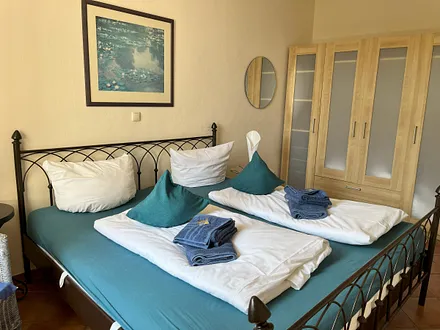 Schlafzimmer mit Verdunkelungsvorhängen für einen geruhsamen Schlaf