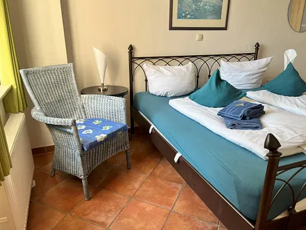 Schlafzimmer - Bei Bedarf stellen wir kostenfrei ein Kinderreisebett