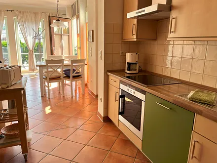 Voll ausgestattete Küche mit Backofen, Ceranfeld, Spülmaschine, Kühlschrank mit Gefrierfach