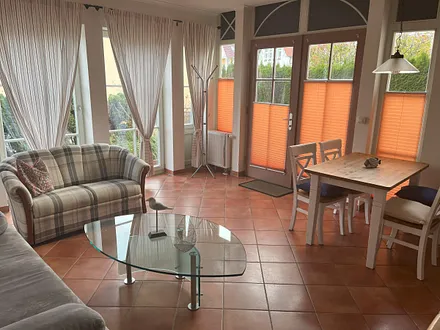 Lichtdurchfluteter Wohnbereich mit Essbereich und LED TV