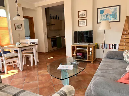 Ausreichend Platz für max. vier Personen im großzügig geschnittenen Wohnzimmer