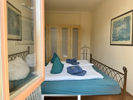 Großes Schlafzimmer für zwei Personen mit ausreichend Stauraum