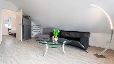 Wohnzimmer mit Küche und Schlafsessel