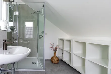 Bad mit Dusche und WC