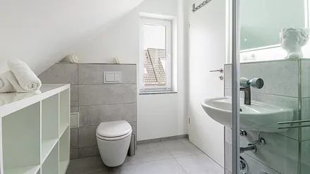 Bad mit Dusche und WC