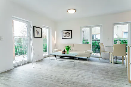 Wohnzimmer mit Küche und Bio-Kamin