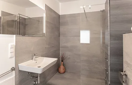 Bad mit Dusche und WC