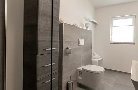 Bad mit Dusche und WC