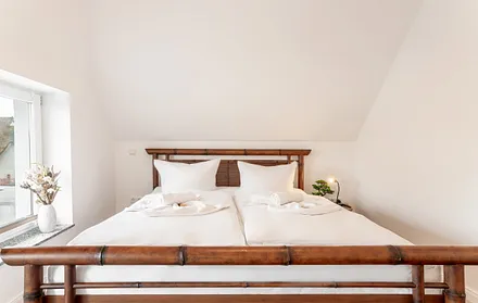 Schlafzimmer mit Doppelbett