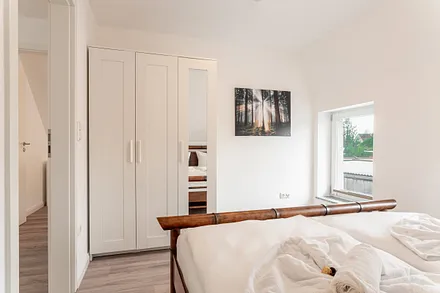 Schlafzimmer mit Doppelbett und Kleiderschrank