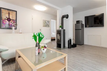 Wohnzimmer mit Küche und Kaminofen