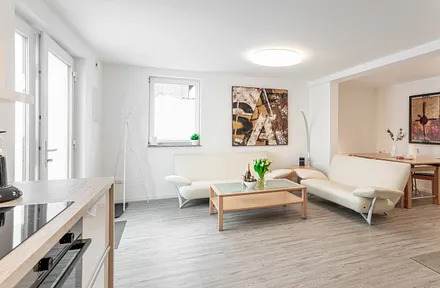 Wohnzimmer mit Küche und Kaminofen