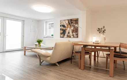 Wohnzimmer mit Küche und Kaminofen