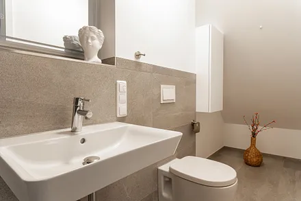 Bad mit Dusche und WC