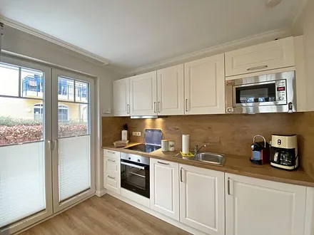 offene Küchenzeile mit Kühlschrank und Gefrierfach, Geschirrspüler, 4 Zonen Ceranfeld, Backofen, Mikrowelle, Kaffeemaschine, Nespresso Kapsel-Maschine, Toaster und Wasserkocher 