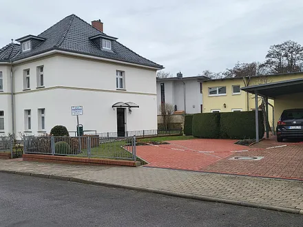 Hausansicht mit Stellplätze