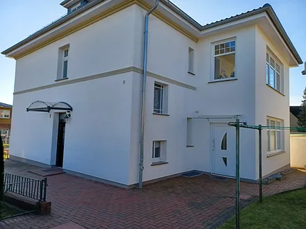 Eingang zur Wohnung rechts EG