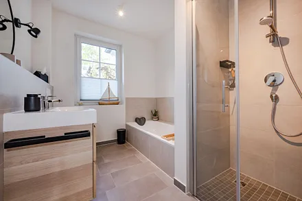 Bad mit Dusche und Badewanne