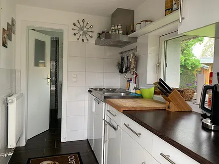 Küchenzeile und Durchgang zum Bad