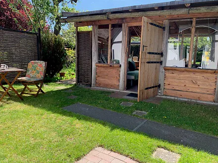 Gartenhaus/ Sitzmöglichkeit im Grünen