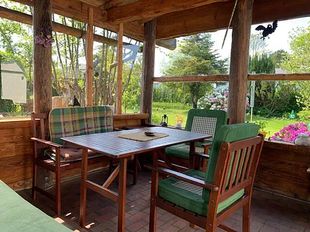 Gartenhaus mit Blick in den Garten