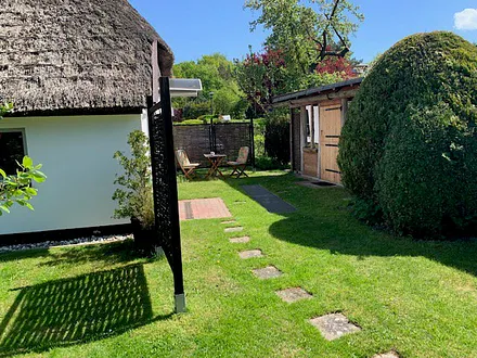 Eingang Fewo/ Sitzmöglichkeit im Grünen/ Gartenhaus