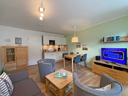 Wohnzimmer mit hochwertiger Schlafcouch (Faltbett mit Lattenrost 1,30 m x 2,00 m für 3./4. Person), LCD-TV, Blu Ray Player, Stereoanlage