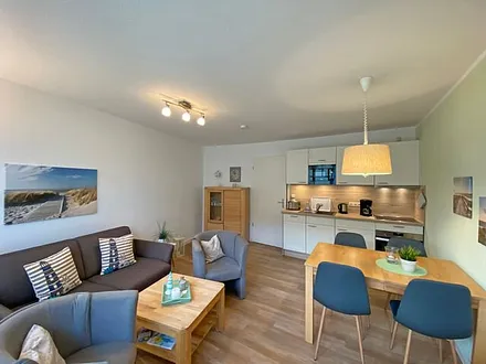 Wohnzimmer mit hochwertiger Schlafcouch (Faltbett mit Lattenrost 1,30 m x 2,00 m für 3./4. Person), LCD-TV, Blu Ray Player, Stereoanlage