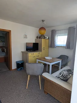 Wohnzimmer mit Fernseher