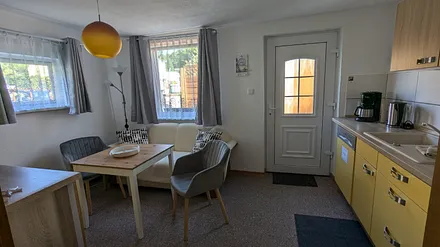 Wohnzimmer mit Küchenzeile 