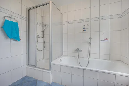 Bad mit Dusche und Badewanne