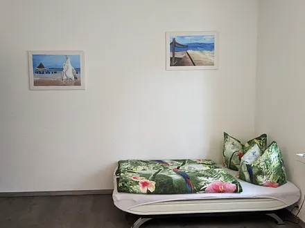 Couch ausgeklappt Schlafzimmer für weitere Gäste 