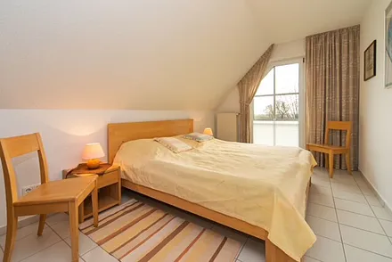 Doppelbett im großen Schlafzimmer