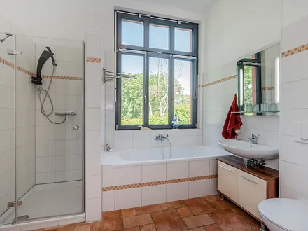 Bad mit Dusche und Badewanne